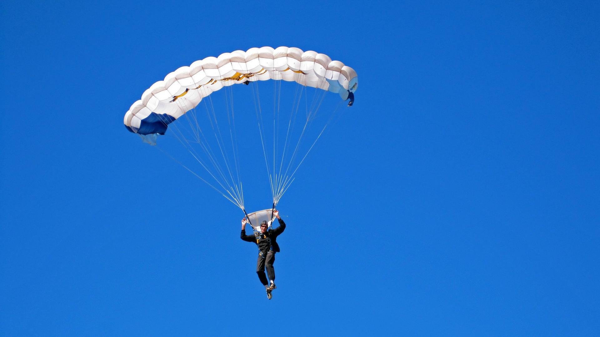 篮球让青春的色彩更加浓烈，篮球让我们点燃着激情与梦想